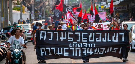 Bei der diesjährigen 1.-Mai-Demonstration in Chiang Mai dominier...